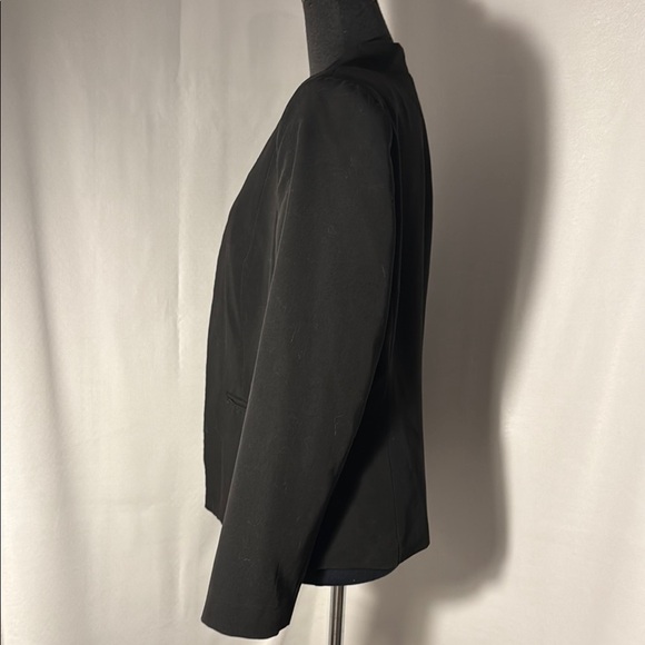 Elegant Fitted Black Women's Blazer. Size 10 - Picture 2 of 7